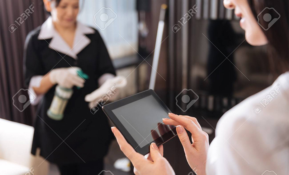 Gobernanta revisando en tablet los mantenimientos del hotel